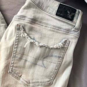 AMERICAN EAGLE DISTRESSED SKINNY JEANS